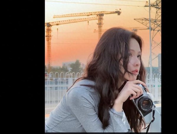 趣操盘 陈都灵灰色针织搭金属耳环亮相，简约时尚吸睛！